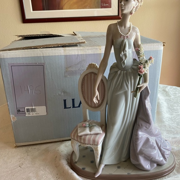 RETIRED 2004 ‘A LADY OF TASTE LLADRO’ PORCELAIN FIGURINE Item# 01001495 - Picture 14 of 14